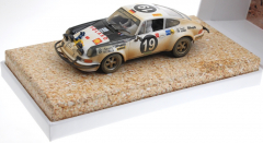 Fly Fahrzeuge FYA2053AR Porsche 911S Safari Rallye 1971 No. 19 After Race Collector Box Edition m.Dirt Effect
